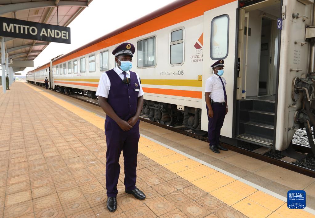 7月29日，列车长约瑟夫（左）在肯尼亚蒙内铁路姆蒂托安代站等待发车。新华社记者 董江辉 摄