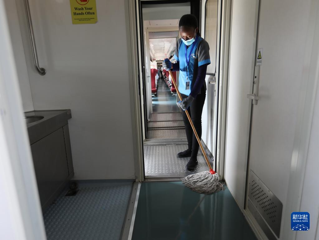 7月29日，清洁工莫希在肯尼亚蒙内铁路客运列车上打扫卫生。新华社记者 董江辉 摄