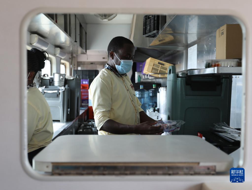 7月29日，餐车员马克在肯尼亚蒙内铁路客运列车的餐车工作。新华社记者 董江辉 摄