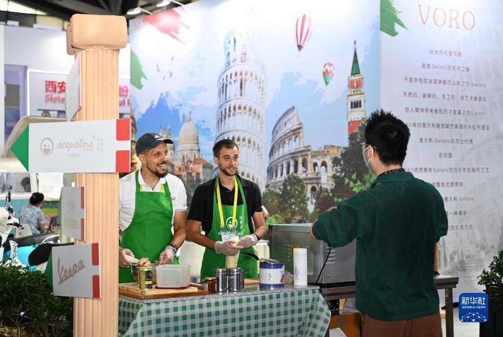 8月14日，参观者在西安国际会展中心国际馆意大利展区了解意大利美食。