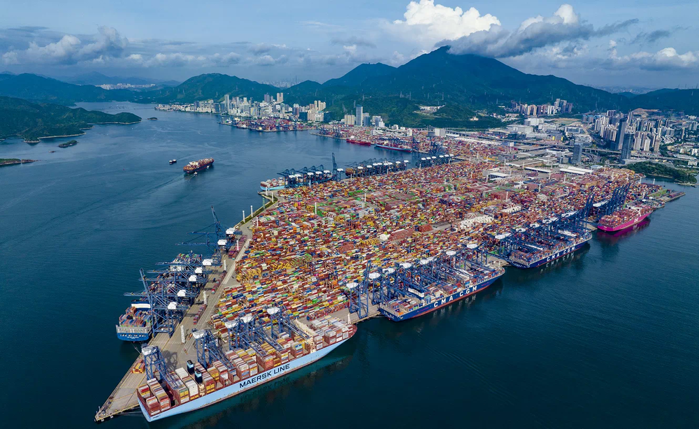 盐田港迎来出货高峰 前7个月进出境集装箱同比增9.6%