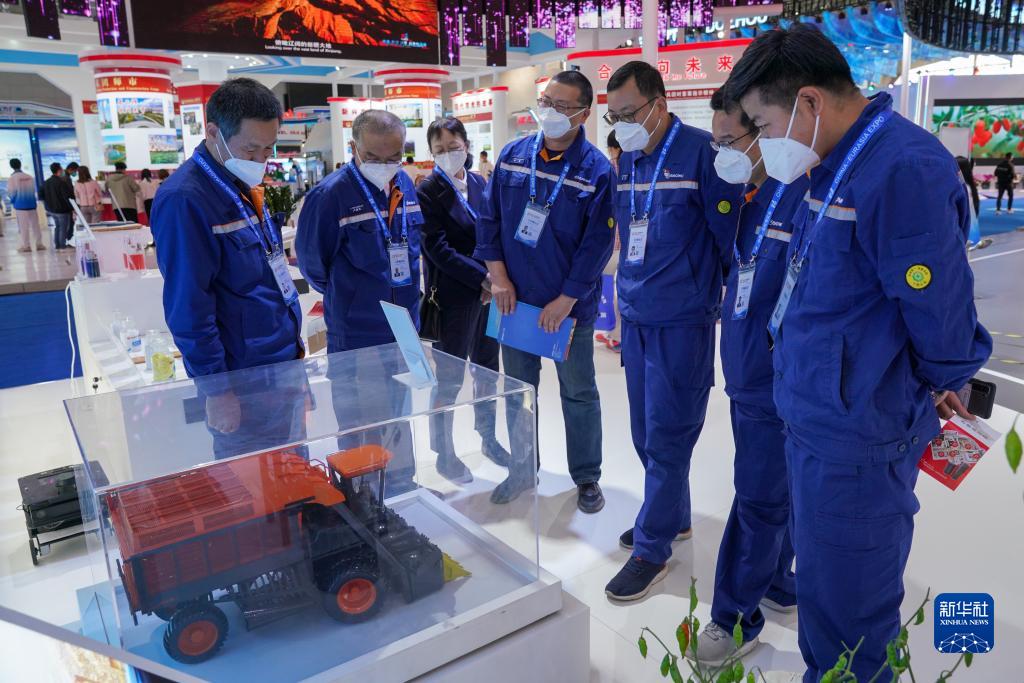 9月21日，在第七届中国－亚欧博览会上，参观者在乌鲁木齐展位了解新疆生产的智能采棉机。新华社记者 丁磊 摄