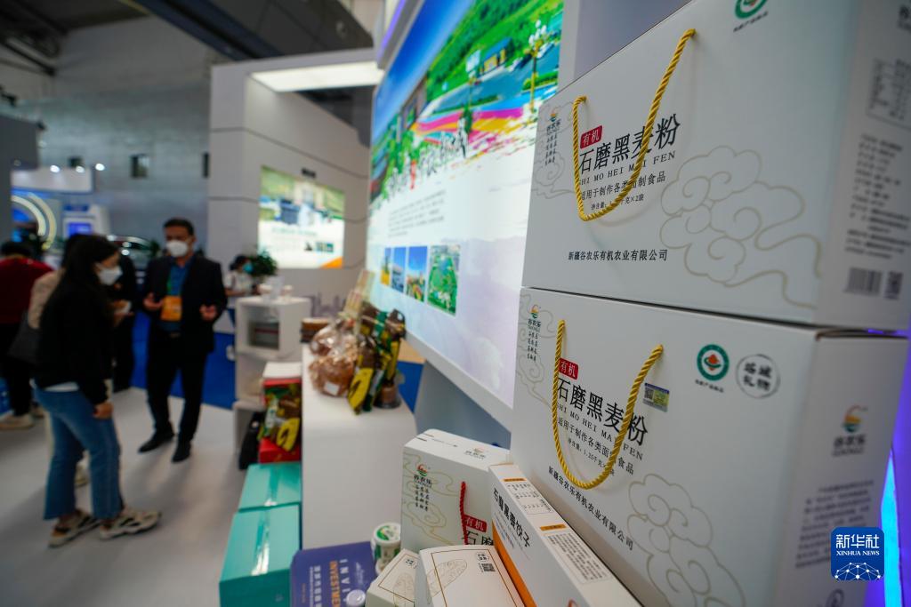 9月20日，在第七届中国－亚欧博览会新疆塔城地区展位，参观者在了解当地生产的农副产品。新华社记者 赵戈 摄