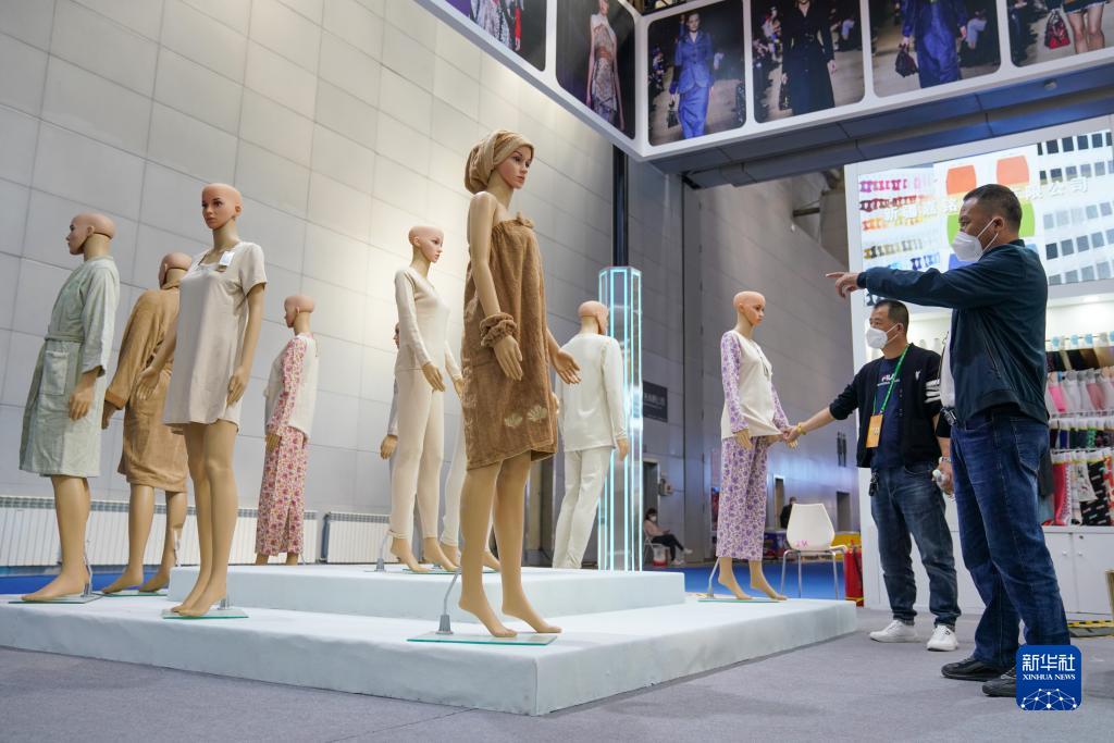 9月21日，在第七届中国－亚欧博览会上，参观者在参观新疆彩棉制品。新华社记者 丁磊 摄