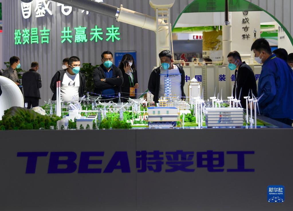 9月20日，在第七届中国－亚欧博览会特变电工展位，参观者在了解输变电设备。新华社记者 赵戈 摄