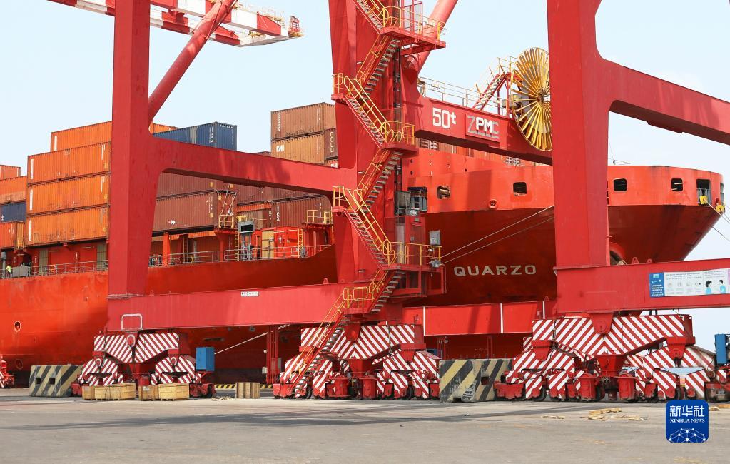 9月20日，一艘货轮停靠在吉布提首都吉布提市多哈雷多功能港码头。新华社记者 董江辉 摄