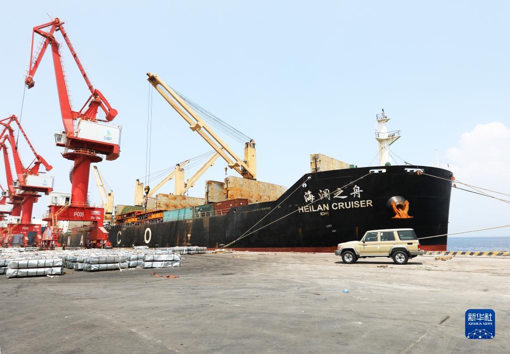 9月20日，一艘货轮停靠在吉布提首都吉布提市多哈雷多功能港码头。新华社记者 董江辉 摄