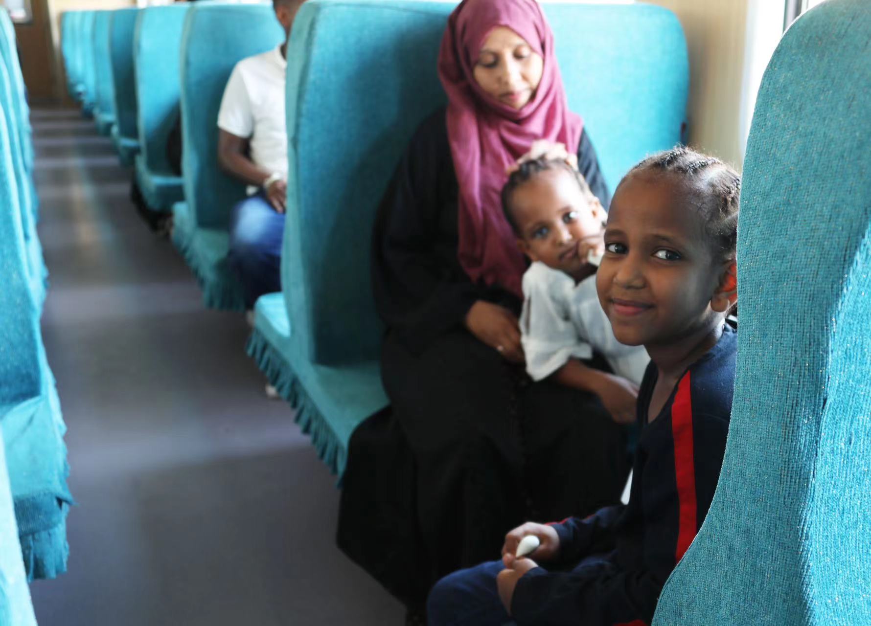 这是9月19日在亚吉铁路吉布提那噶德站拍摄的乘坐客运列车的乘客。新华社记者 董江辉 摄