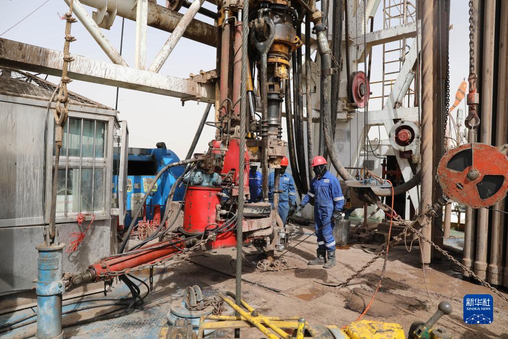 9月25日，伊拉克工人在米桑省哈法亚油田内的一个钻井平台上工作。新华社发（哈利勒·达伍德摄）