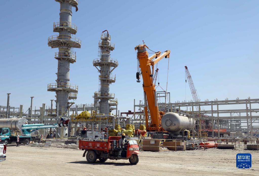这是9月25日拍摄的位于伊拉克米桑省的哈法亚油田内一座在建的天然气处理厂。新华社发（哈利勒·达伍德摄）
