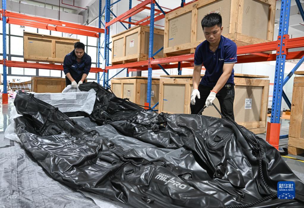 工作人员在位于海南洋浦保税港区的佐迪亚克仪龙（海南）实业有限公司查验船艇零配件（9月28日摄）。 新华社记者 蒲晓旭 摄