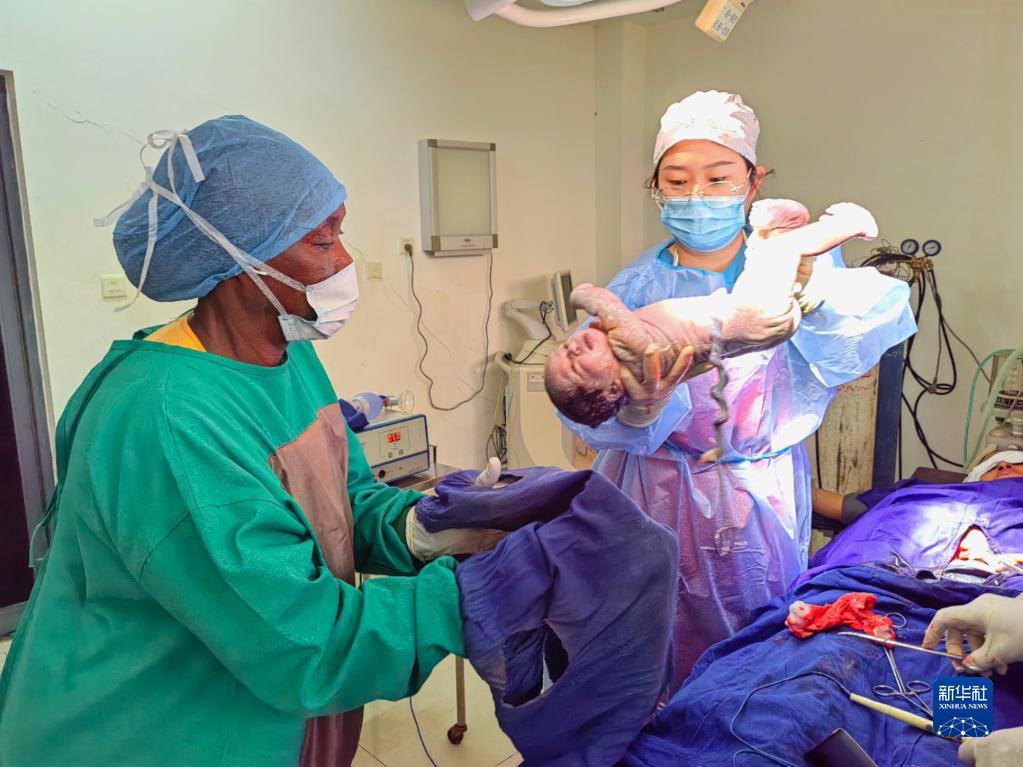 中国援苏丹医疗队救治当地患者