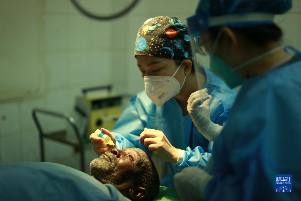 中国援苏丹医疗队救治当地患者