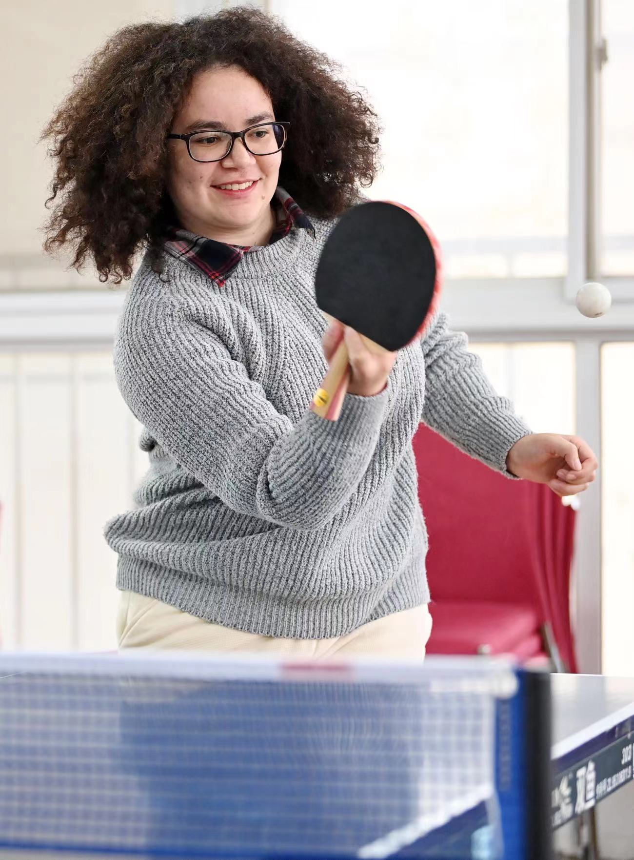 11月20日，艾茉莉在南开大学的一间活动室内打乒乓球。新华社记者 李然 摄