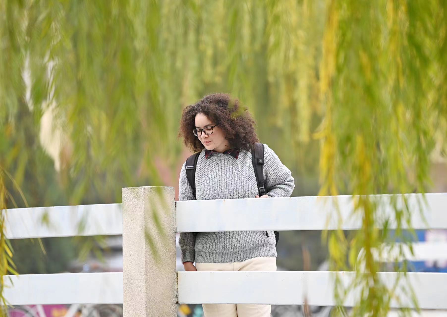 11月20日，艾茉莉在南开大学校园内散步。新华社记者 李然 摄