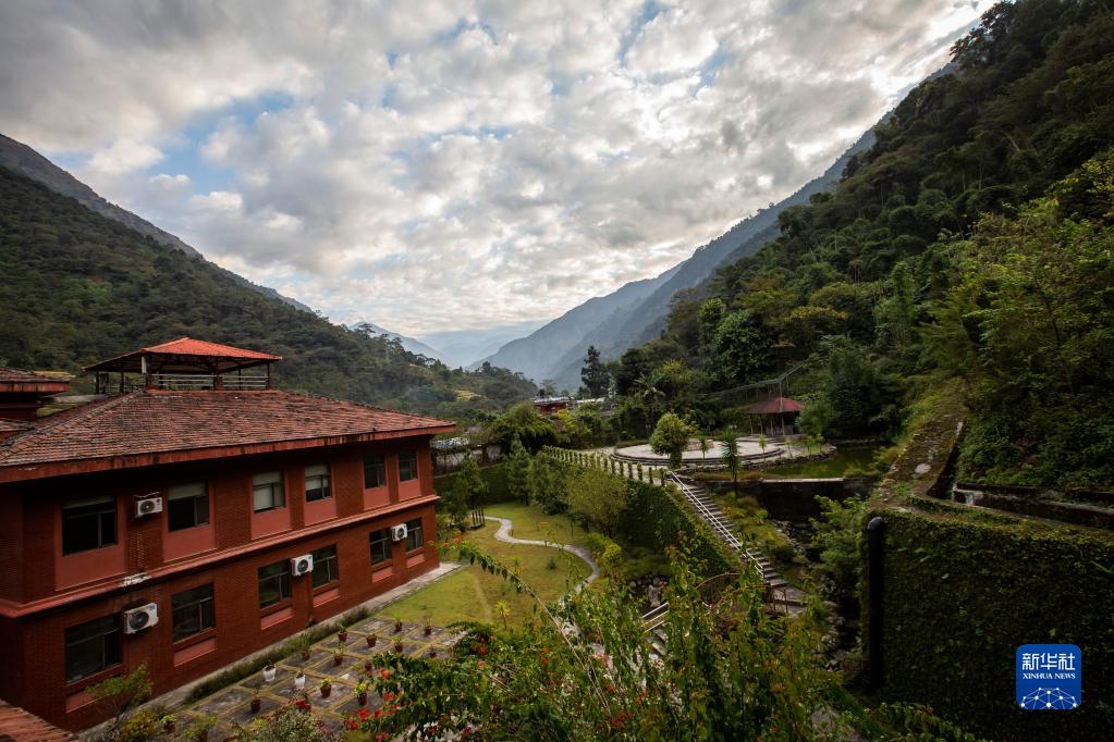 这是11月8日拍摄的尼泊尔上马相迪A水电站项目公司永久营地。新华社发（哈里·马哈尔詹摄）