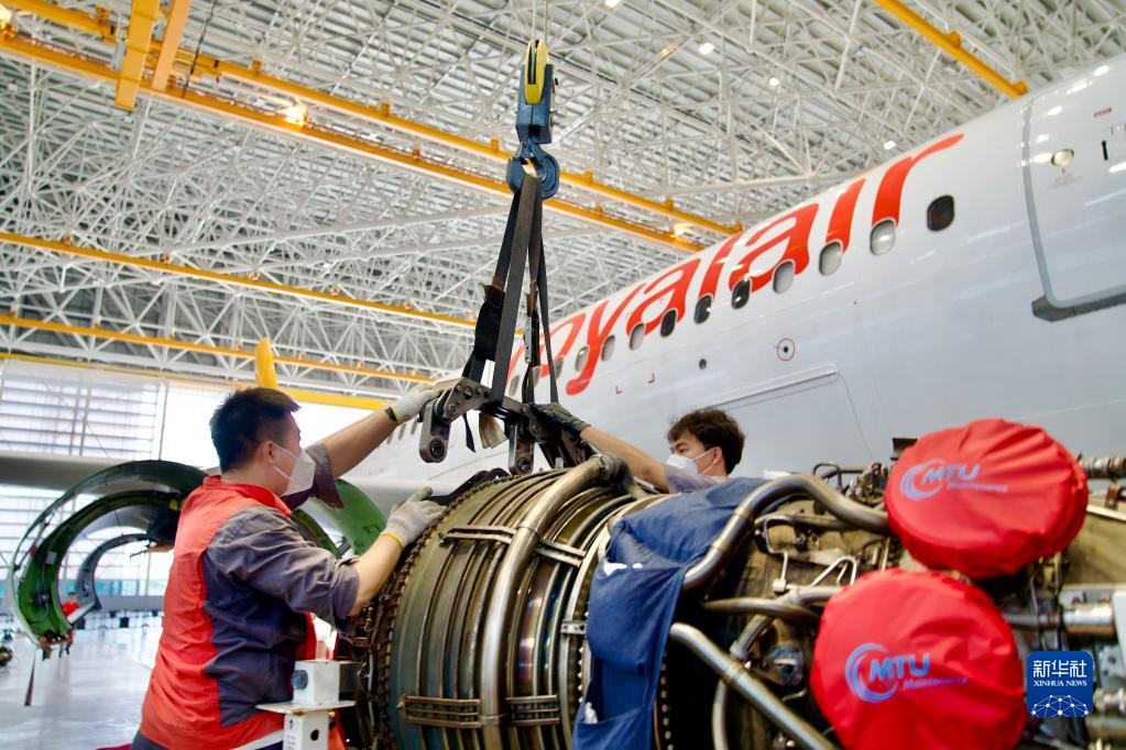 11月23日，海航技术旗下大新华飞机维修服务有限公司的机务维修人员对进境飞机进行检修。新华社发