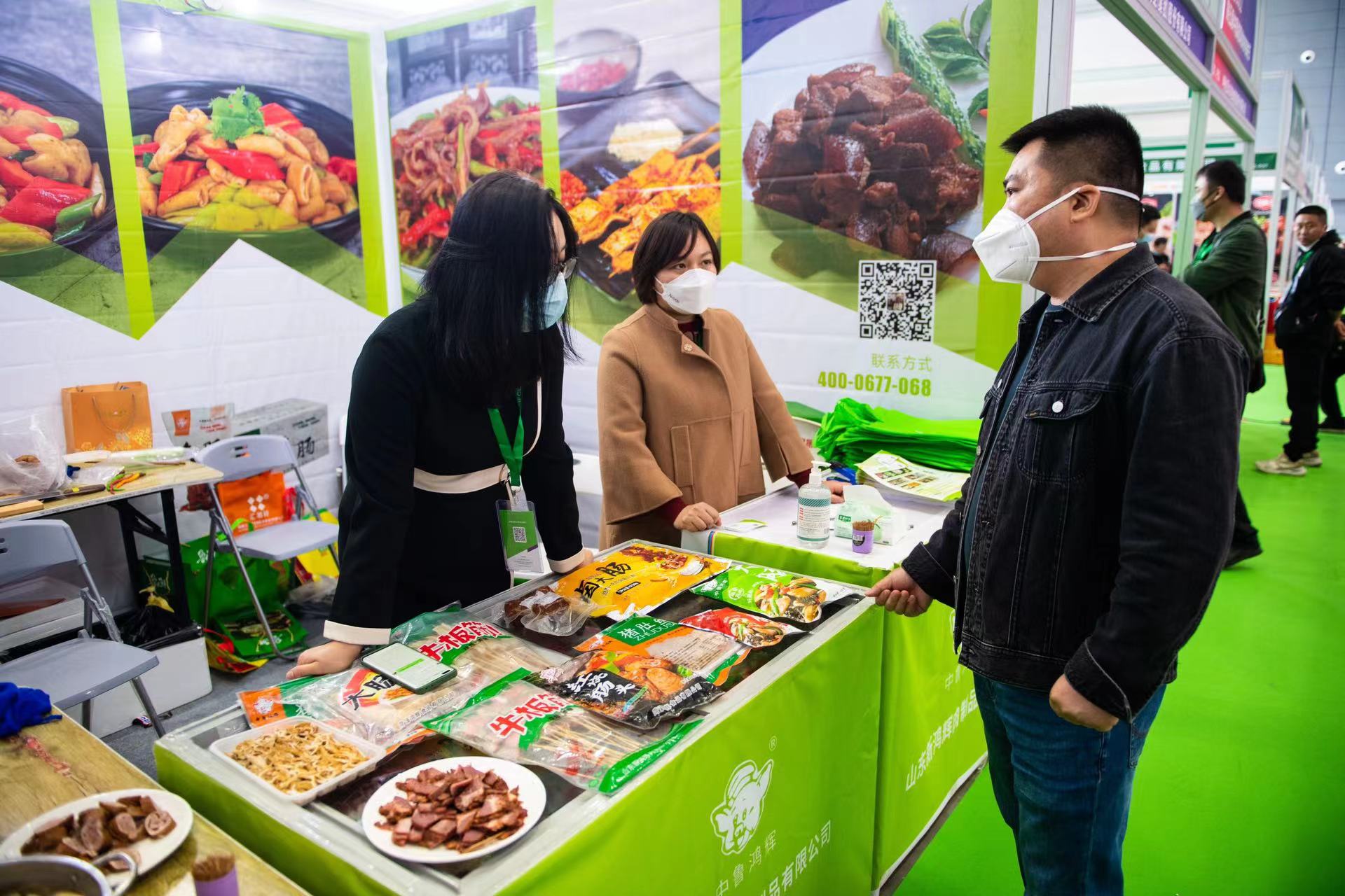 11月24日，在长沙国际会展中心，观众在了解展出的食品。新华社记者 陈思汗 摄