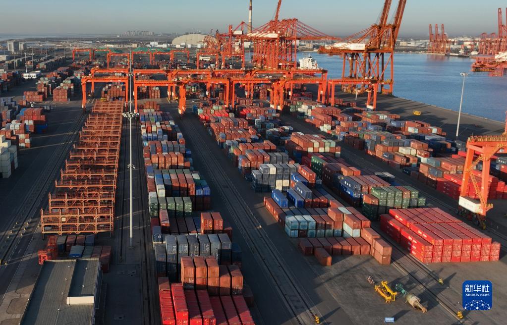 1月15日拍摄的唐山港京唐港区集装箱码头货场（无人机照片)。新华社记者 杨世尧 摄