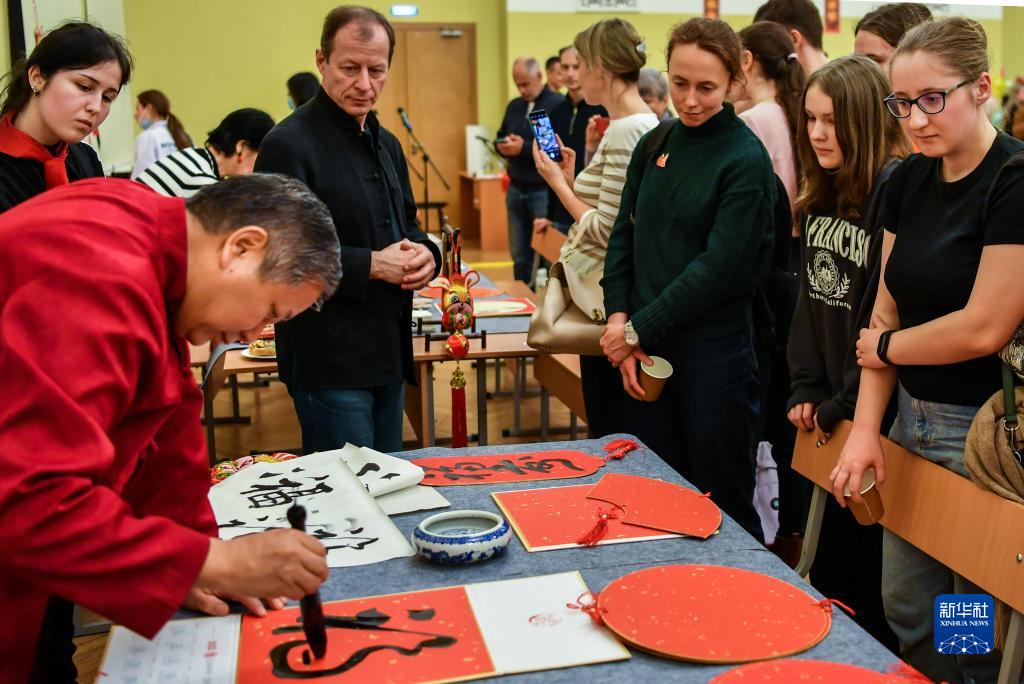 2月3日，在俄罗斯莫斯科国立人文大学孔子学院举行的庆新春晚会上，人们观看书法家写“福”字。新华社记者 曹阳 摄