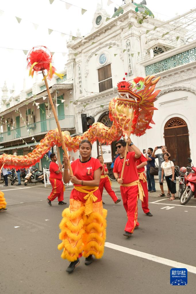 这是2月3日在毛里求斯首都路易港“欢乐春节”活动现场拍摄的舞龙表演。新华社发（戴比摄）