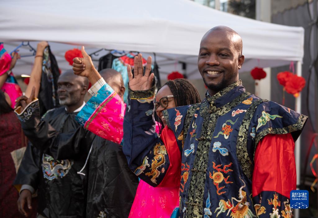 2月5日，当地居民在肯尼亚内罗毕举行的元宵嘉年华活动中试穿中国传统风格戏服。新华社记者 李亚辉 摄