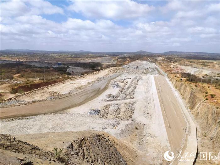 中企建造大坝助力肯尼亚经济发展