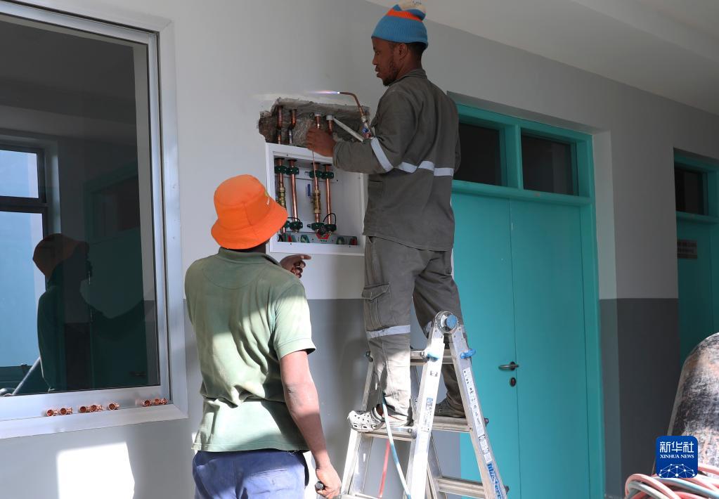 2月21日，工人在坦桑尼亚桑给巴尔岛姆布兹尼地区医院安装医用氧气相关设施。新华社记者 董江辉 摄