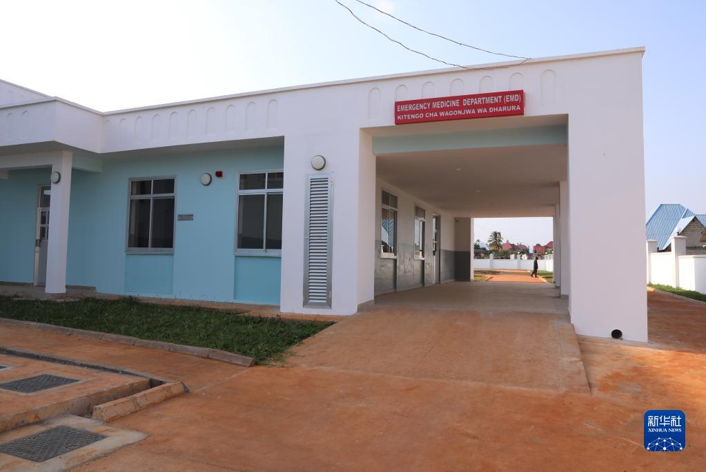 这是2月21日拍摄的坦桑尼亚桑给巴尔岛姆布兹尼地区医院外景。新华社记者 董江辉 摄