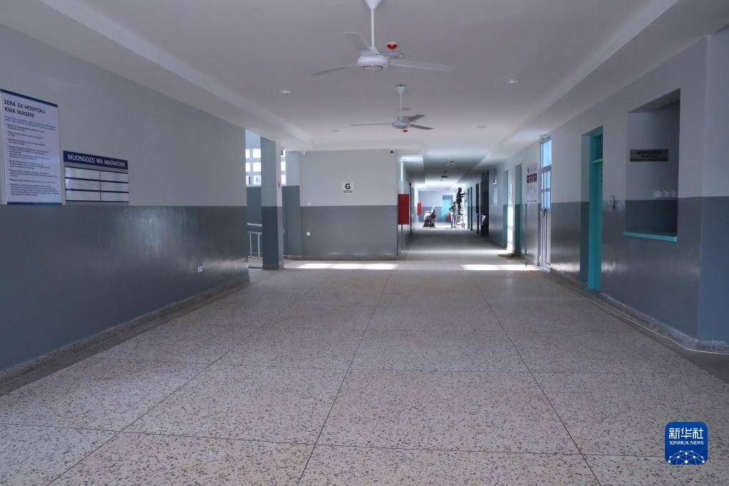 这是2月21日拍摄的坦桑尼亚桑给巴尔岛姆布兹尼地区医院内景。新华社记者 董江辉 摄