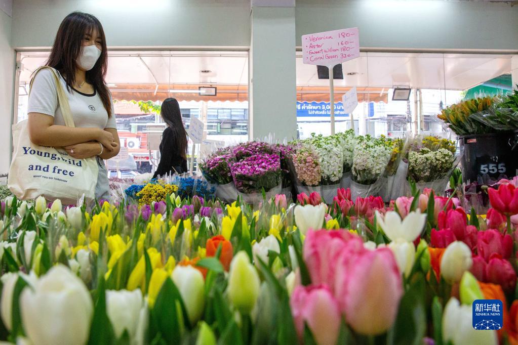2月21日，顾客在泰国曼谷帕空鲜花市场挑选来自云南的鲜花。新华社记者 王腾 摄