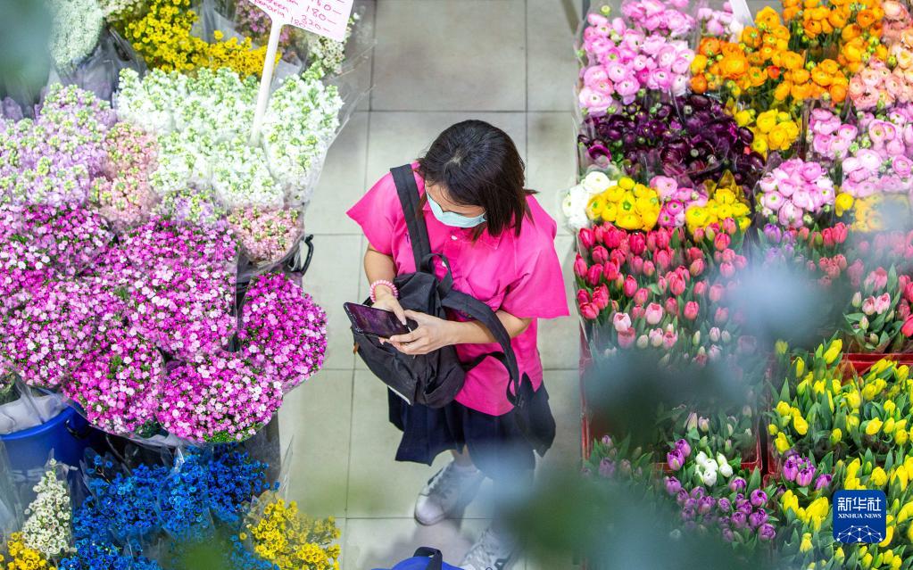 2月21日，顾客在泰国曼谷帕空鲜花市场拍摄来自云南的鲜花。新华社记者 王腾 摄